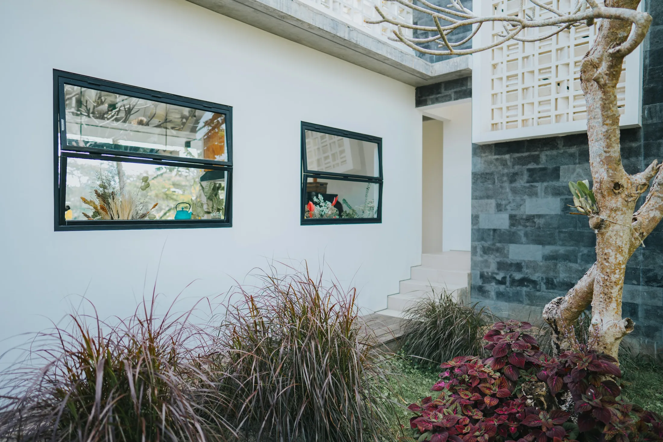 A quiet garden courtyard beside the villa